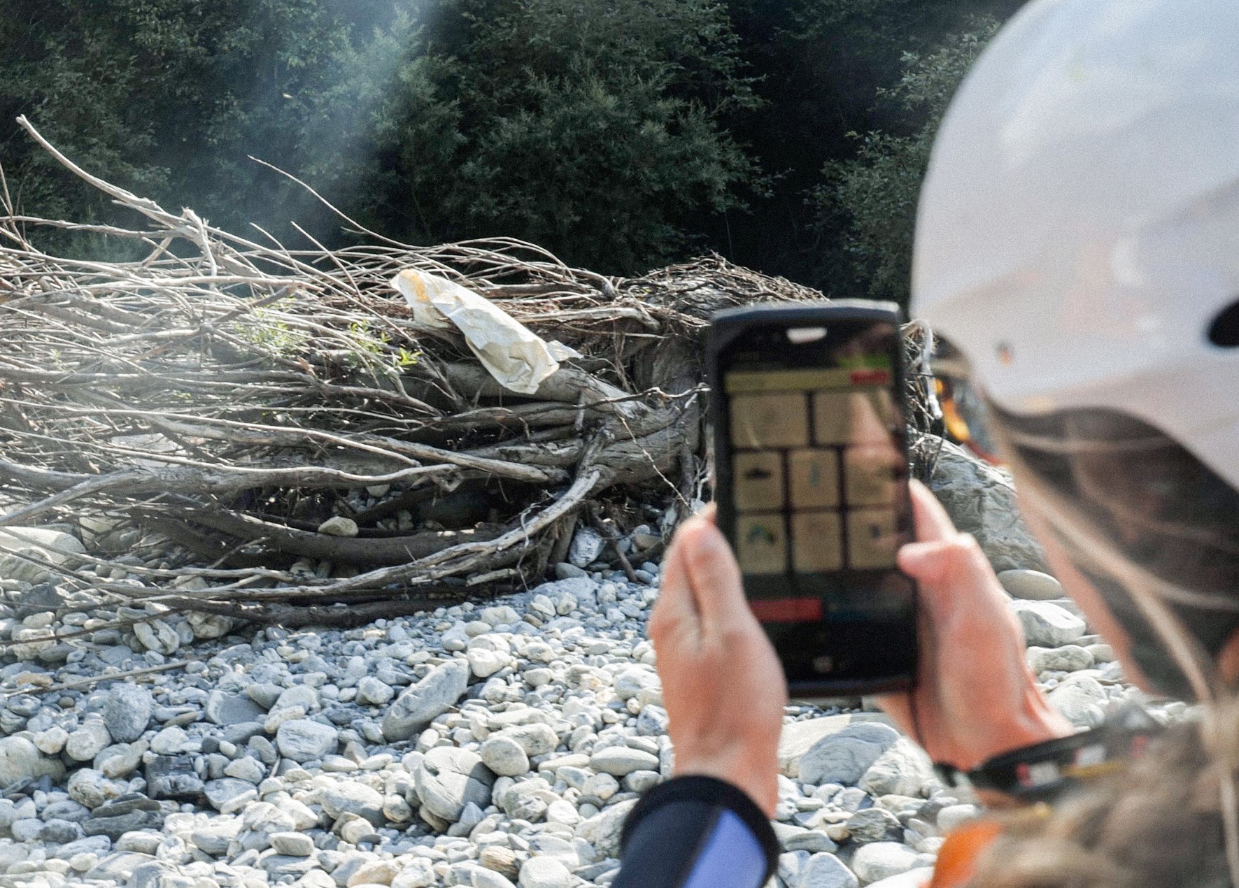 Relevé de déchets sur une berge de rivière avec une application mobile d'IA
